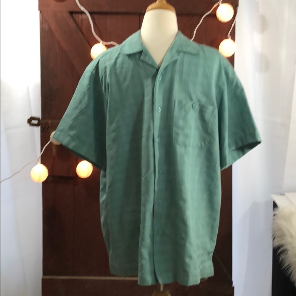 Men’s size L casual short sleeve green shirt B